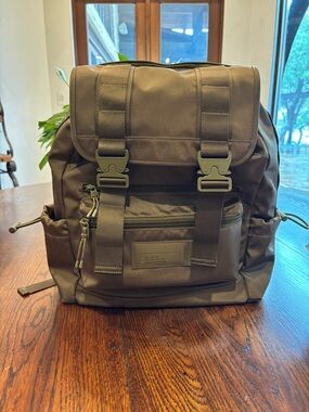 Dange Dover Brooklyn dark moss Backpack-brand new condition, no tags
